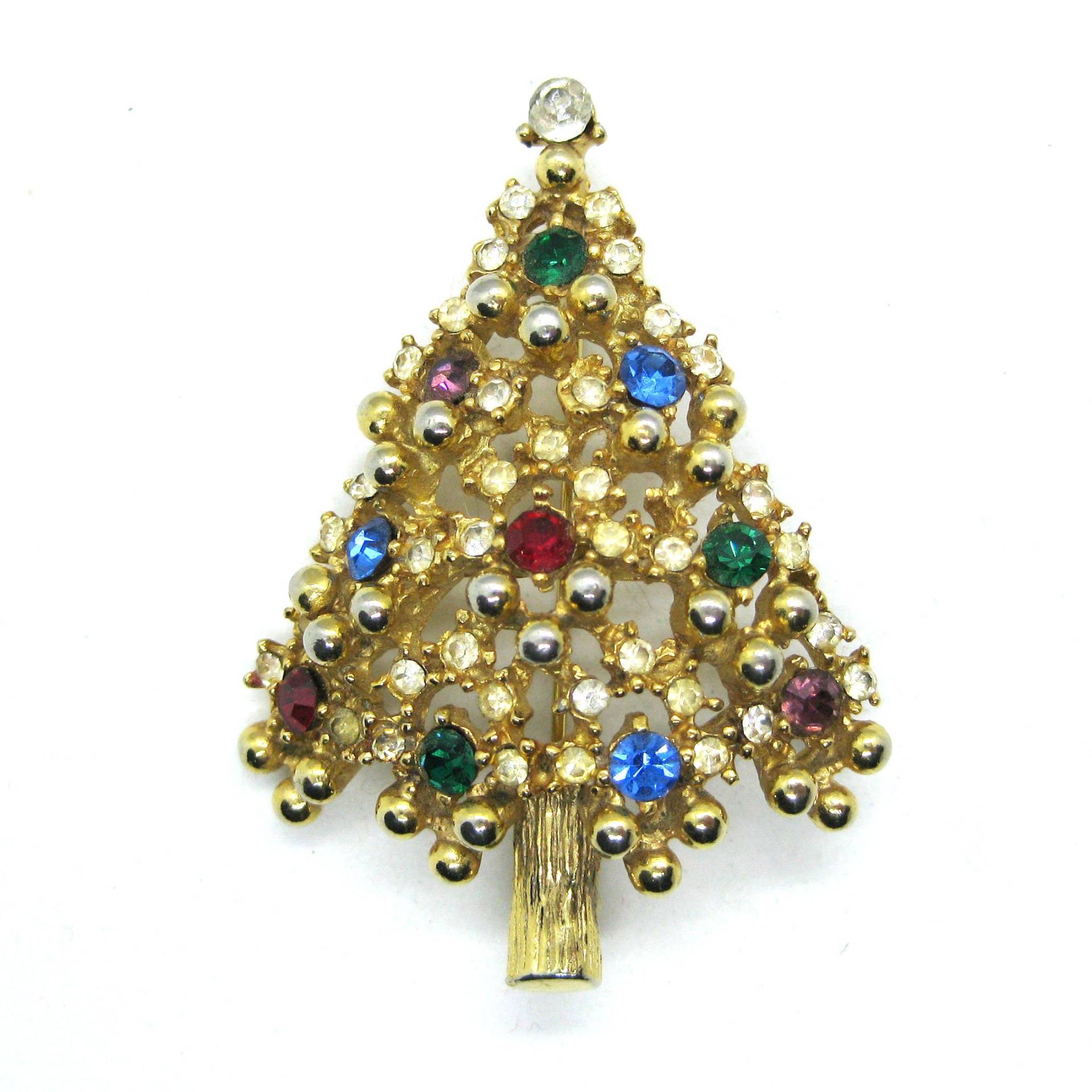 Glitzernde Weihnachtsbaum Brosche Aus Goldfarbenem Metall Mit Funkelnden Bunten Kristallsteinen, Signiert Eisenberg Glitzernde Weihnachtsbaum Brosche Aus Goldfarbenem Metall Mit Funkelnden Bunten Kristallsteinen, Signiert Eisenberg von vintagedame