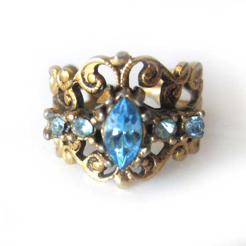 Vintage Filigraner Cocktail Ring Mit Hellblauen Strasssteinen von vintagedame