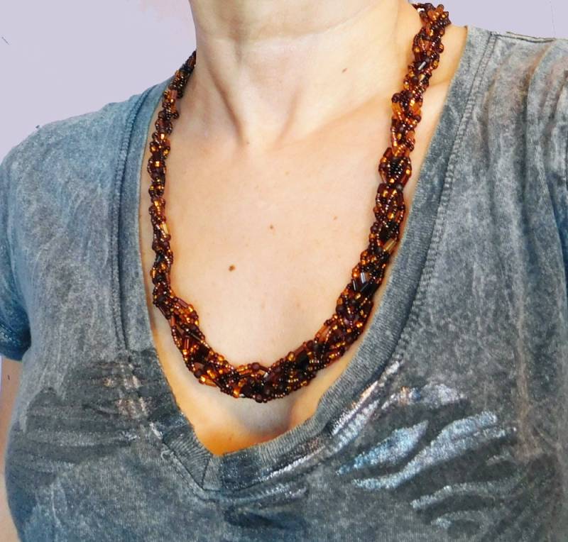 5 Dollar Sale - Vintage Geflochtene Braune Rocailles Perlenkette Aus Einer Vielzahl Von Glasperlen in Den Farben Braun Und Gold 24 Zoll von vintagedazzle