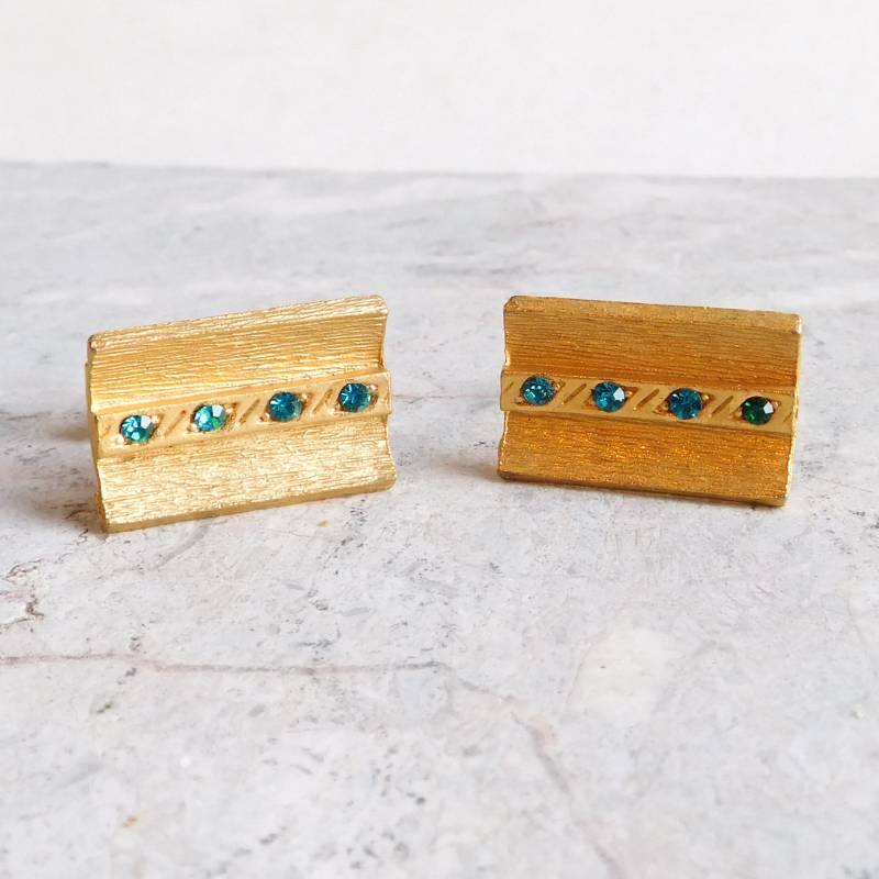 5 Dollar Sale -Vintage Goldfarbene Manschettenknöpfe Mit Dunkelgrünen Strasssteinen - Texturierte Rechtecke Aus Goldmetall 1960Er Jahre von vintagedazzle