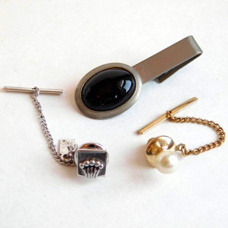 5 Dollar Sale - Vintage Lot Von Mid-Century Modern Goldfarben Herren Accessoires 1 Krawattenverschluss, 2 Krawattennadeln Ein Emmons Herrenschmuck von vintagedazzle