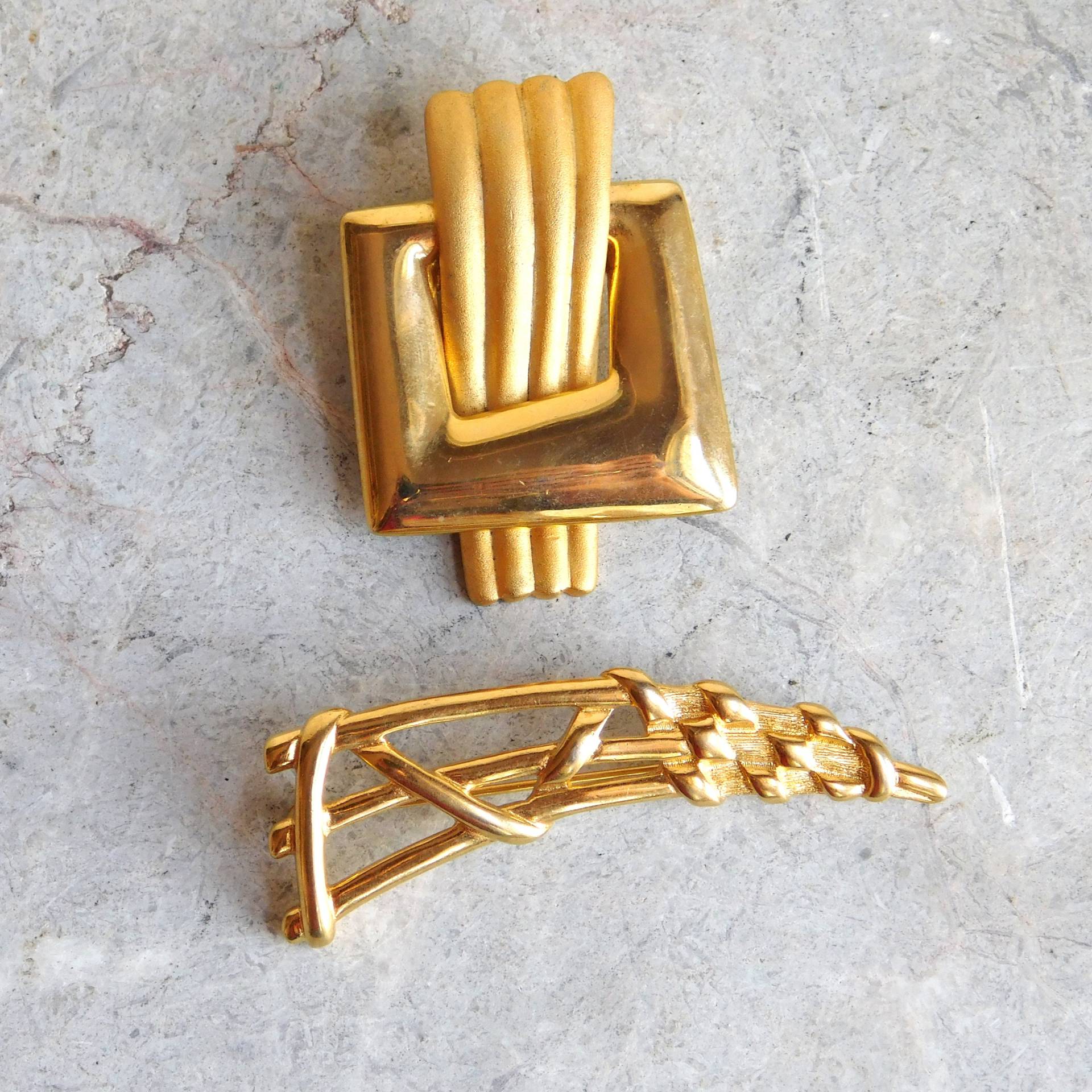 5 Dollar Sale - Vintage Signierte Goldfarbene Broschen 2Er Set One Monet, Venue Usa Bold Geometric Pins 1970Er Jahre Ausgezeichneter Zustand von vintagedazzle