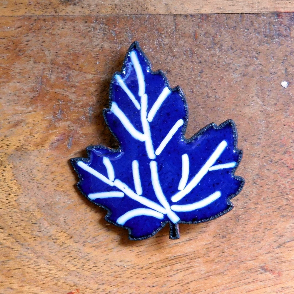 Fünf Dollar Verkauf - Vintage Mid-Century Emaille Auf Kupfer Eichenblatt-Förmige Brosche Marineblau Und Weiß Mutiger Kontrast Handwerklich-Made Pin von vintagedazzle