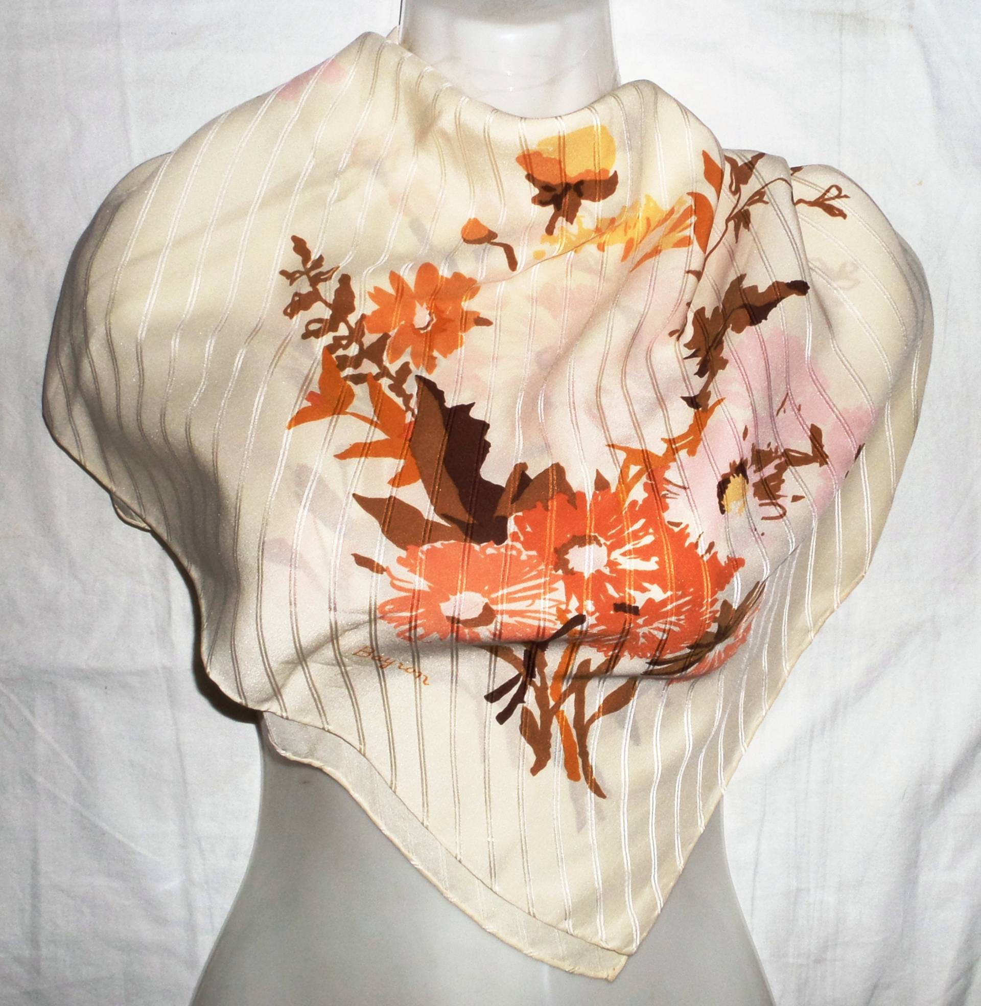 Bayron Vintage Reine Seide Blumenschal, 87x87 cm Bayron Vintage Reine Seide Blumenschal, 87x87 cm von vintagefashion4all