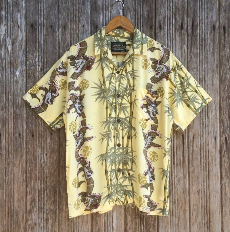 Selten Vintage Hawaiihemd Rayon Fighting Dragon Alloverprint Hellblau von vintagegallaggers