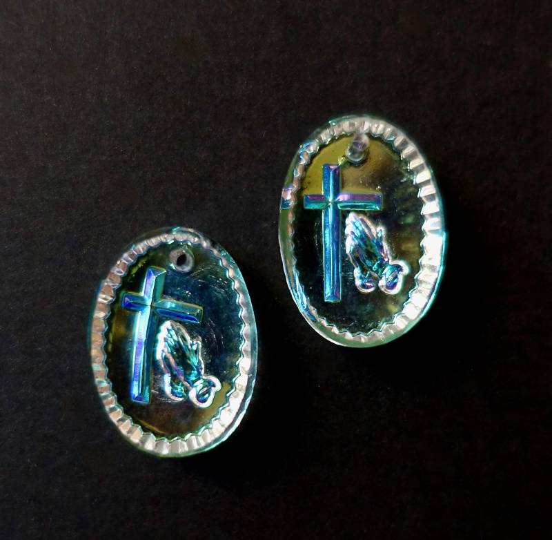 2 Anhänger Betende Hände Kreuz Handgemachte Glassteine Oval 19x14 Mm Jesus Aurora Borealis Kristall Strass Original Made in Germany 1970 von vintageglassstones