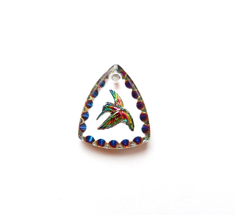 2 Anhänger Kolibri Dreieck 15x13mm Handgemachte Glassteine Kristall Vogel Transparent Grün Pink Original Made in Germany 1970 von vintageglassstones