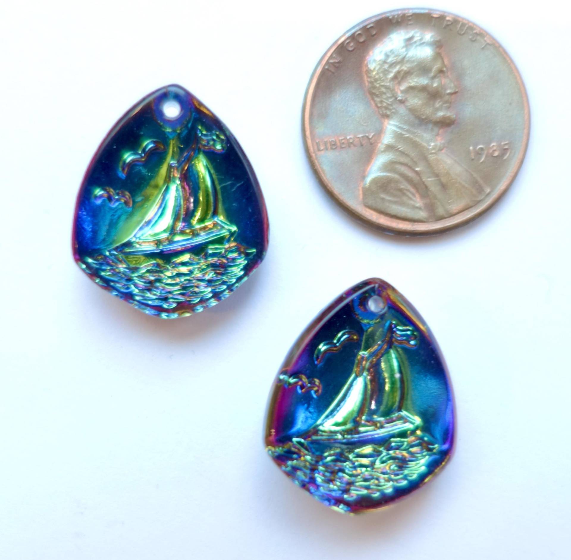 2 Anhänger Raute Segelboot Handgemachte Glassteine 19x16 Mm Ozean Sommer Bermuda Blau Original Made in Germany Ca. 1970 2 Anhänger Raute Segelboot Handgemachte Glassteine 19x16 Mm Ozean Sommer Bermuda Blau Original Made in Germany Ca. 1970 von vintageglassstones