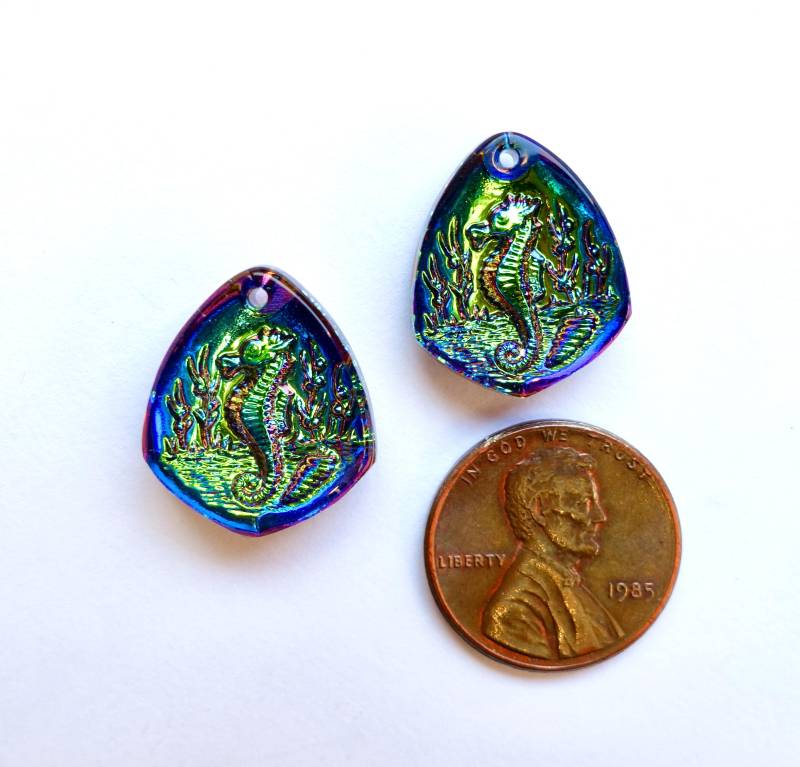 2 Anhänger Seepferd Raute Handgemachte Glassteine 19x16 Mm Ozean Sommer Bermuda Blau Original Made in Germany Ca. 1970 von vintageglassstones