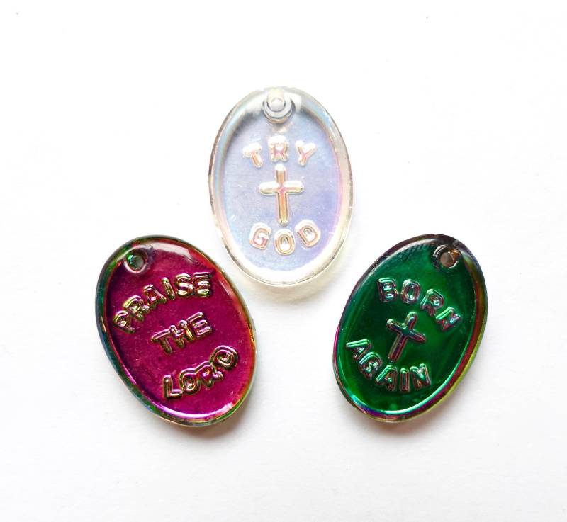 2 Anhänger Sprüche Jesus Gott Handgemachte Glassteine Oval 18x13 Mm Christus Christentum Kristall Strass Original Made in Germany 1970 von vintageglassstones