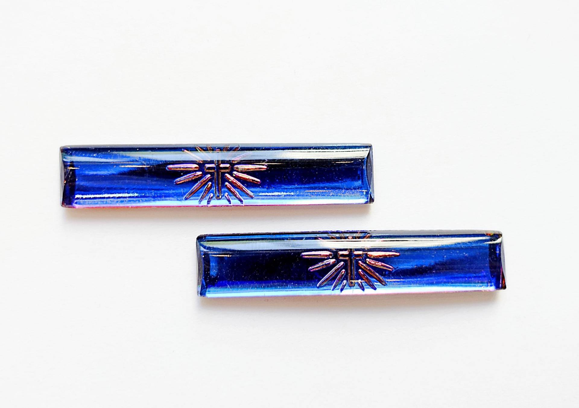 2 Cabochons Kreuz Rechteck 37x7mm Handgemachte Glassteine Heliotrop Blau Pink Christus Jesus Gott Original Made in West Germany 1970 von vintageglassstones