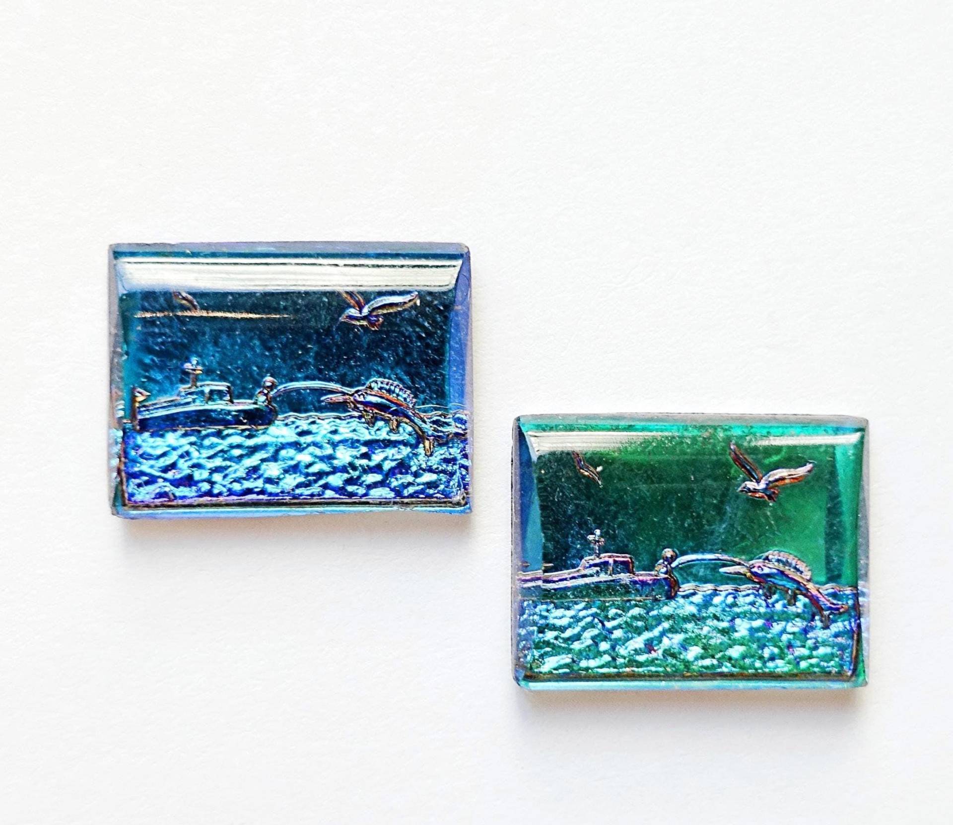 2 Cabochons Schwertfisch Rechteck 16x12mm Handgemachte Glassteine Bermuda Blau Grün Ozean Schiff Original Made in West Germany 1970 von vintageglassstones