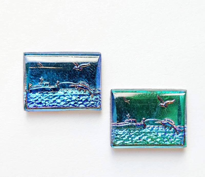 2 Cabochons Schwertfisch Rechteck 16x12mm Handgemachte Glassteine Bermuda Blau Grün Ozean Schiff Original Made in West Germany 1970 von vintageglassstones