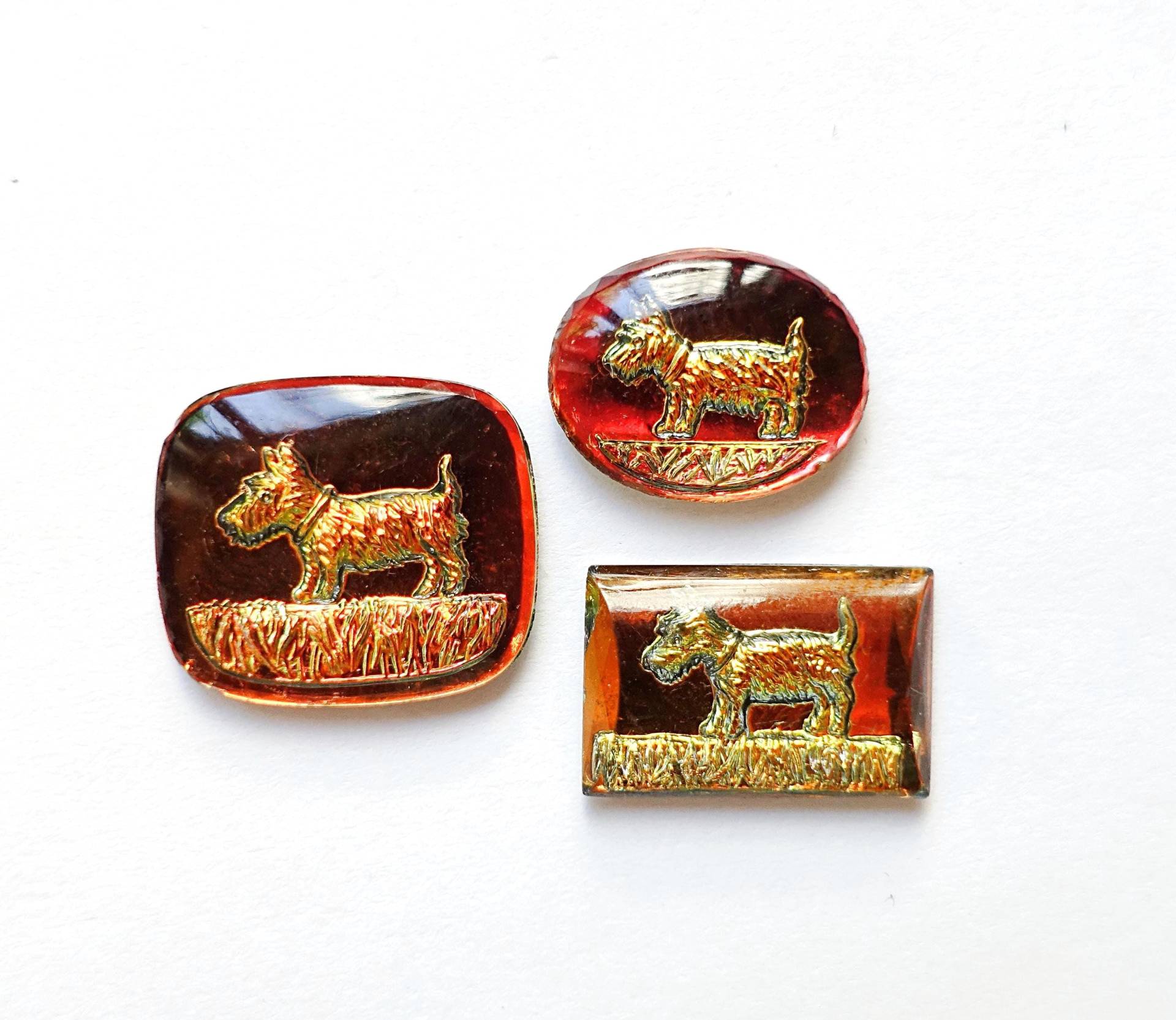 2 Cabochons West Highland Terrier Hund Rechteck Oval 15x10 17x14 14x11 Handgemachte Glassteine Sahara Orange Gelb Made in Germany 1970 2 Cabochons West Highland Terrier Hund Rechteck Oval 15x10 17x14 14x11 Handgemachte Glassteine Sahara Orange Gelb Made in Germany 1970 von vintageglassstones