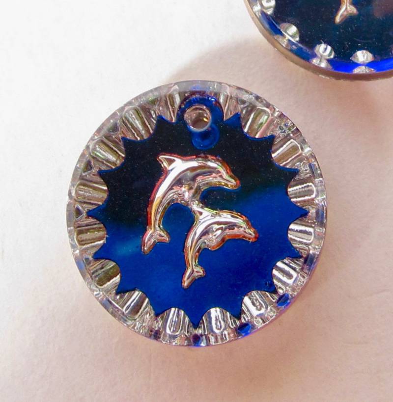 2 Delphin Anhänger Handgemachte Glassteine 15 Mm Rund Kristall Silber Blau Transparent Delfine Strass Original Made in Germany Ca. 1970 von vintageglassstones