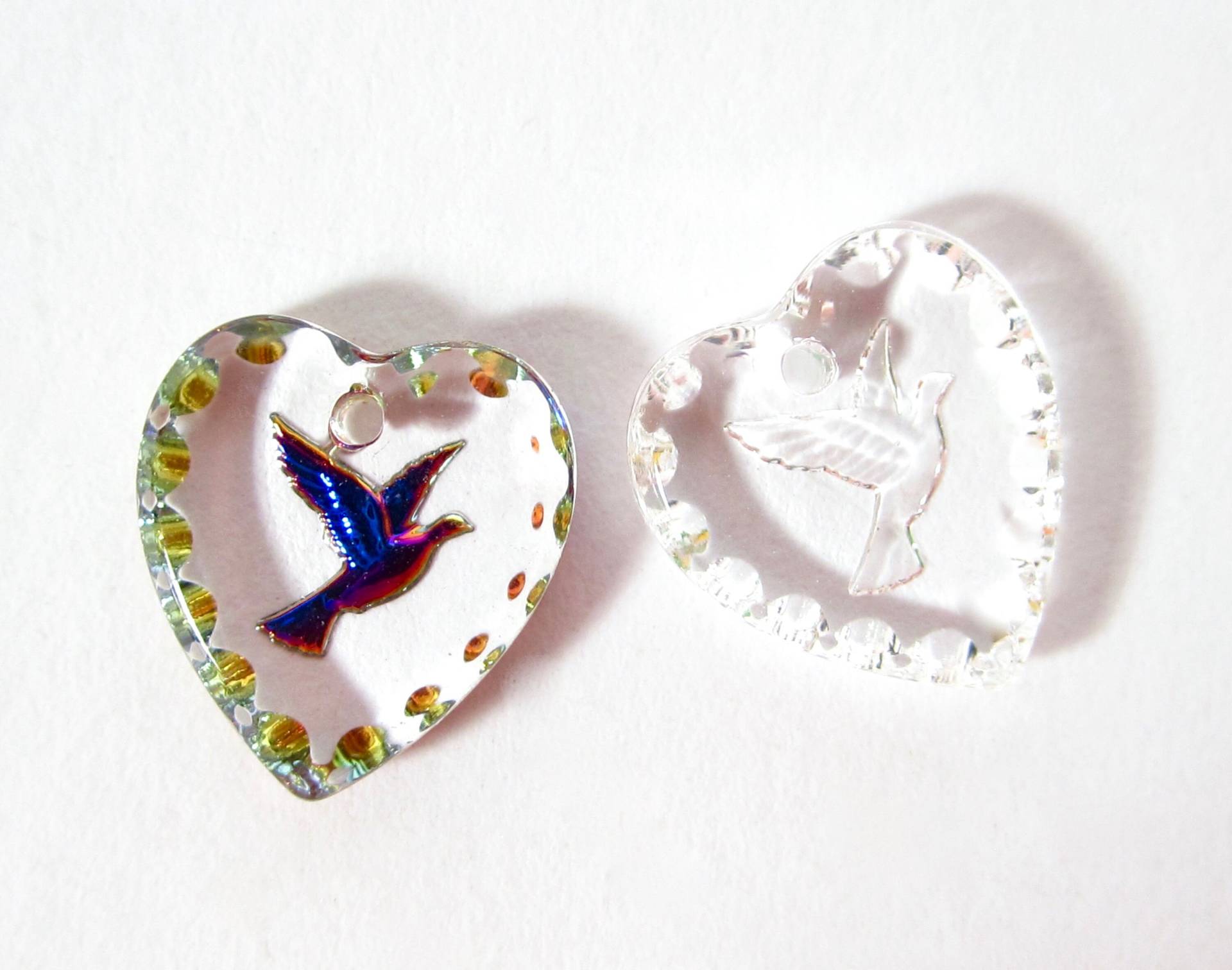 2 Handgemachte Glassteine 12x11 Herz Anhänger Transparent Heliotrop Blau Friedenstaube Taube Strass Original Made in Germany Ca. 1970 von vintageglassstones