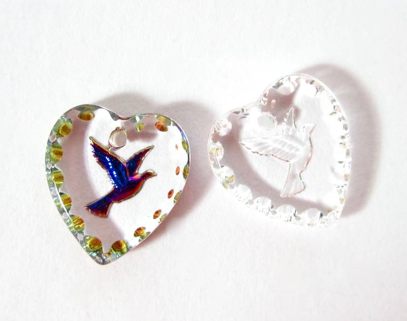 2 Handgemachte Glassteine 12x11 Herz Anhänger Transparent Heliotrop Blau Friedenstaube Taube Strass Original Made in Germany Ca. 1970 von vintageglassstones