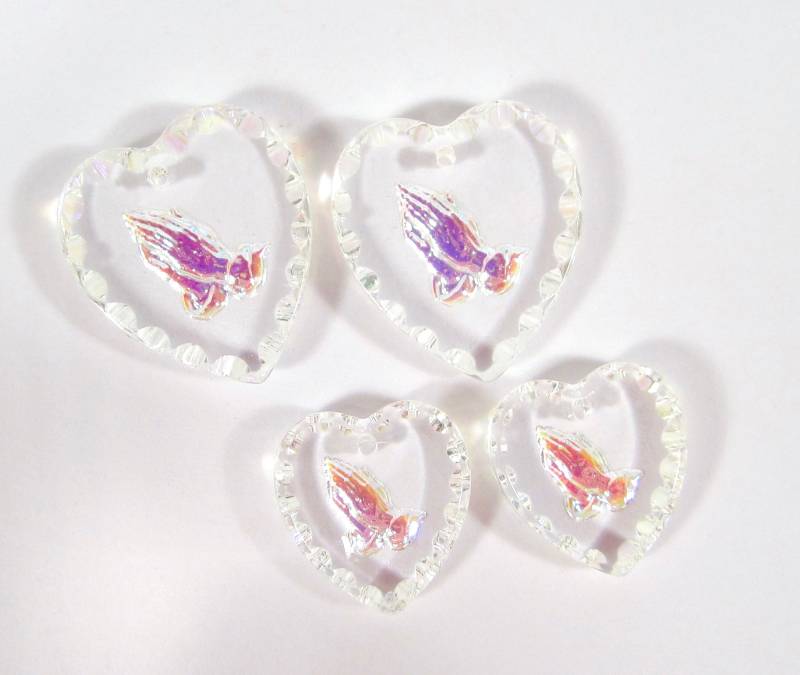 2 Handgemachte Herz Anhänger Glassteine 20x18/ 15x14 Mm Betende Hände Aurora Borealis Strass Original Made in Germany Ca. 1970 von vintageglassstones