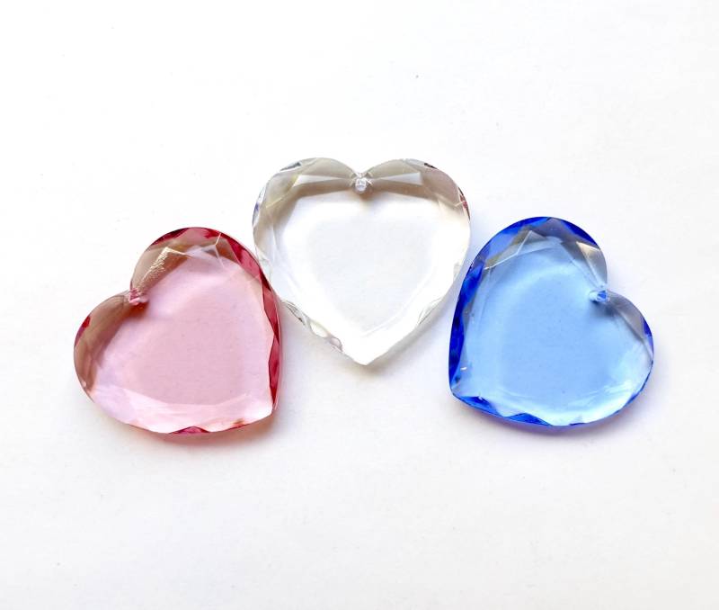 2 Herz Anhänger Handgemachte Glassteine 28x30 Mm Kristall Blau Rosa Transparent Strass Original Made in Germany Ca. 1970 von vintageglassstones