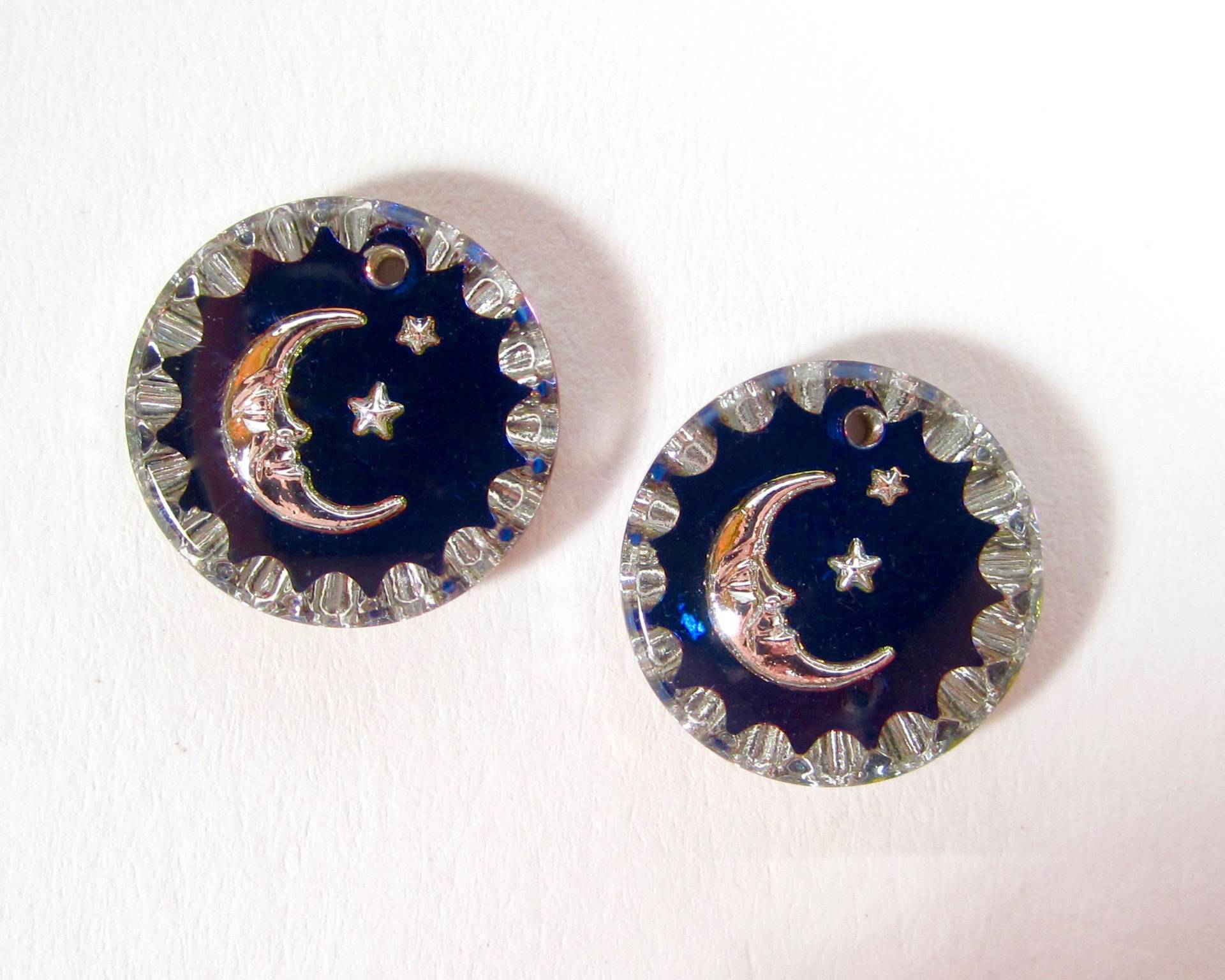 2 Mond Anhänger Handgemachte Glassteine 15 Mm Rund Kristall Silber Blau Transparent Sterne Strass Original Made in Germany Ca. 1970 von vintageglassstones