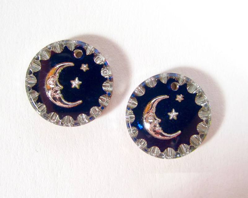 2 Mond Anhänger Handgemachte Glassteine 15 Mm Rund Kristall Silber Blau Transparent Sterne Strass Original Made in Germany Ca. 1970 von vintageglassstones