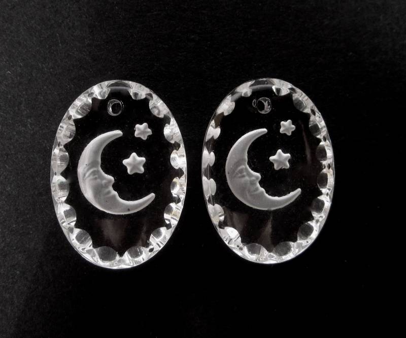2 Mond Anhänger Handgemachte Glassteine Oval 18x13 Mm Kristall Transparent Matt Sterne Strass Original Made in Germany Ca. 1970 von vintageglassstones