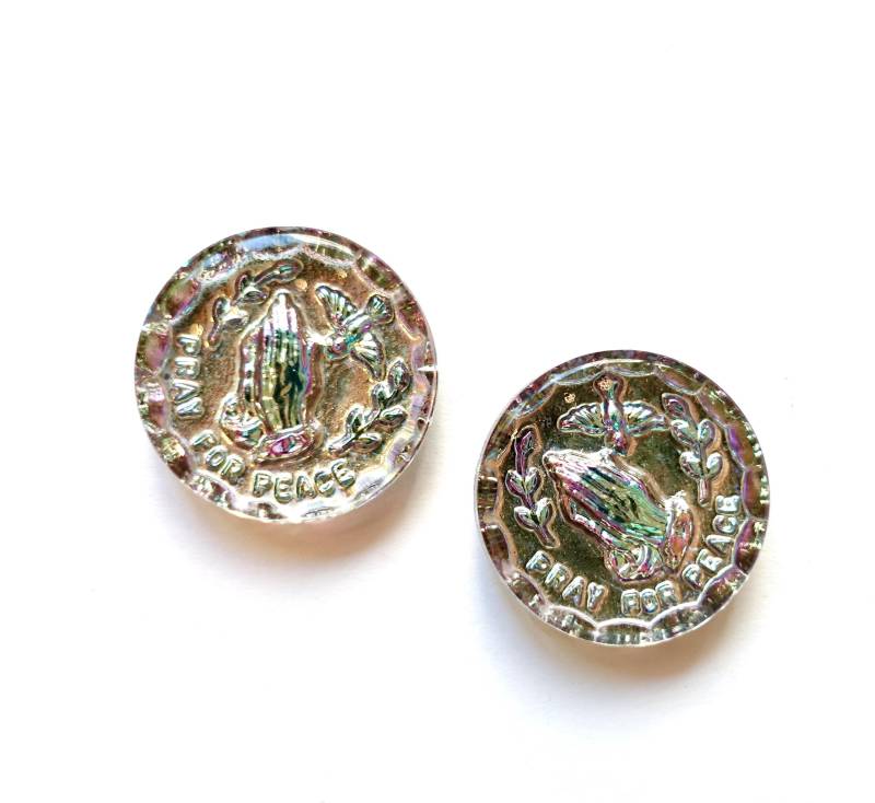 2 Schmucksteine Betende Hände Handgemachte Glassteine 18mm Rund Jesus Vitrail Light Blau Rosa Strass Original Made in Germany Ca. 1970 von vintageglassstones