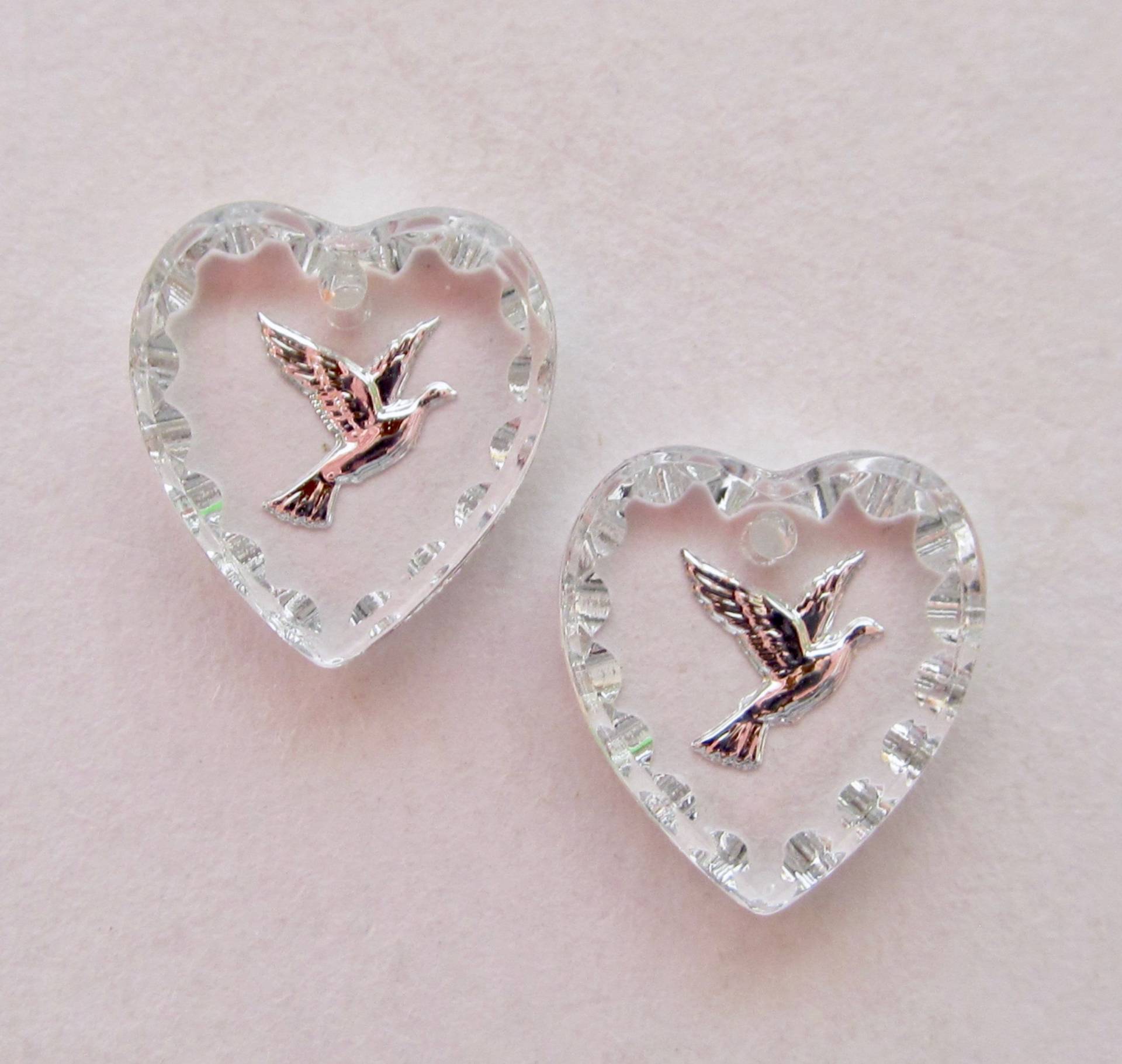 Taube 2 Handgemachte Glassteine 12x11 Herz Anhänger Transparent Friedenstaube Charm Silber Original Made in Germany Ca. 1970 von vintageglassstones