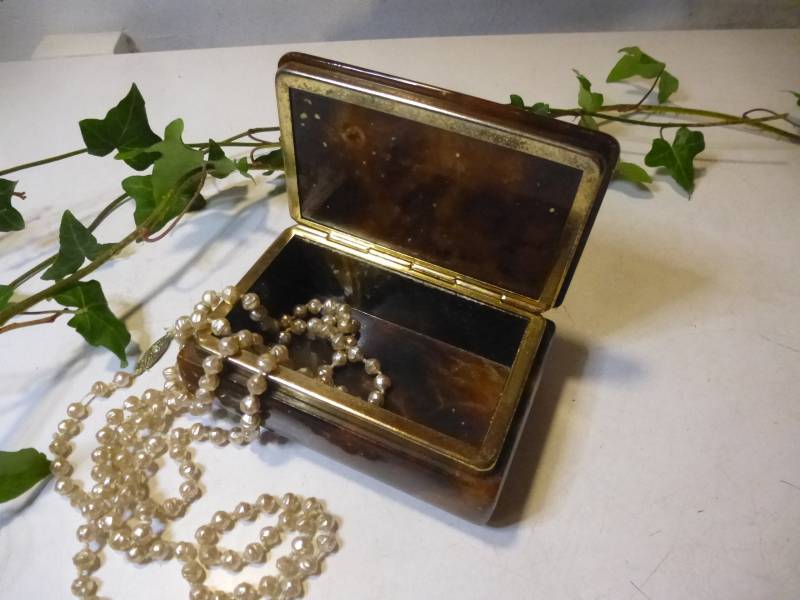 Alabaster Schatulle Mit Deckel Bombiert Braun - Gold von vintagehappimillAT