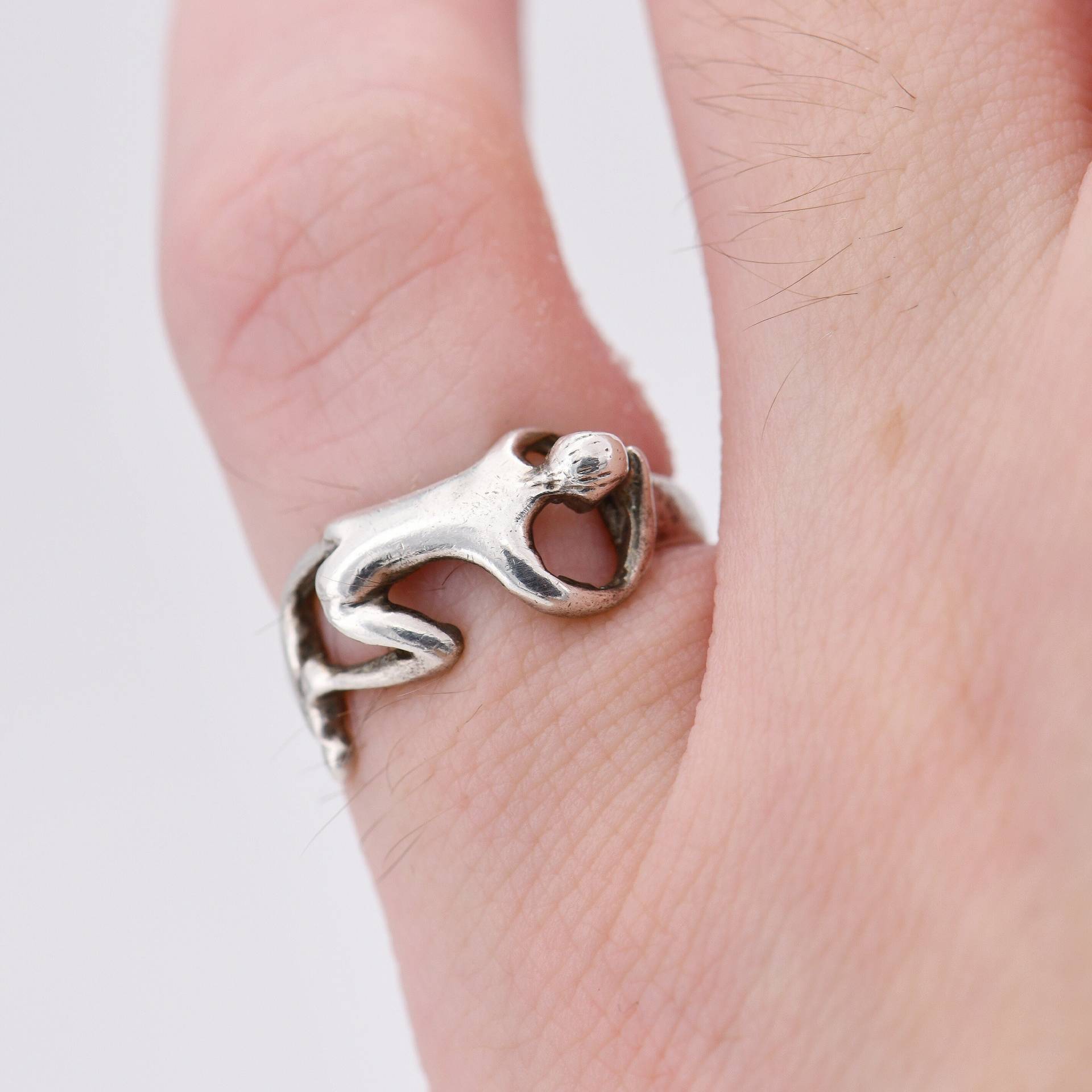 Gr. 49 - Kultiger Vintage Unisex Design Ring in 925Er Silber Mit Krabbelndem/Ruhendem "Mensch"-Motiv Pinky-Ring Um 1980 von vintagejuwelier