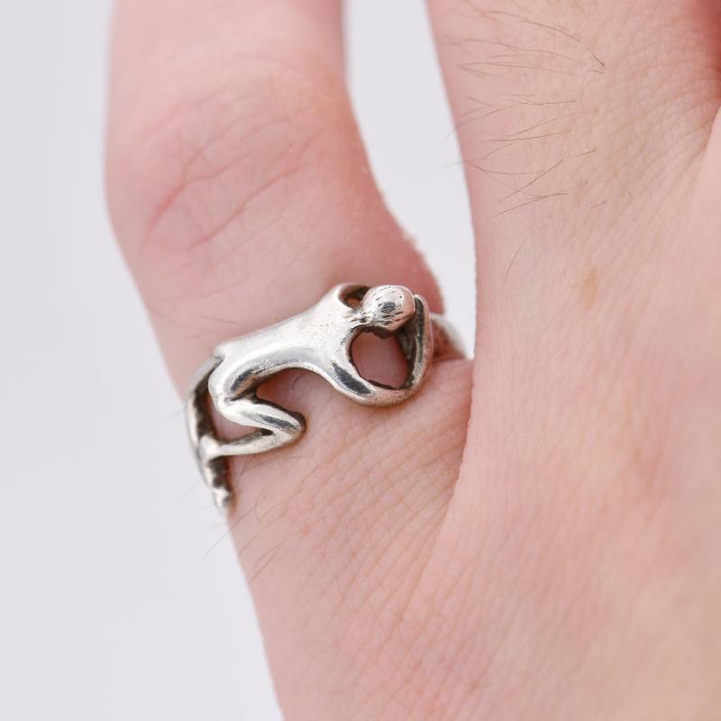 Gr. 49 - Kultiger Vintage Unisex Design Ring in 925Er Silber Mit Krabbelndem/Ruhendem "Mensch"-Motiv Pinky-Ring Um 1980 von vintagejuwelier