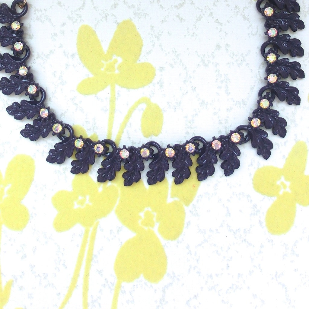 The Grape Ape - Upcycled Vintage Lila Aurora Borealis Strass Blatt Halskette The Grape Ape - Upcycled Vintage Lila Aurora Borealis Strass Blatt Halskette von vintagelittlebird