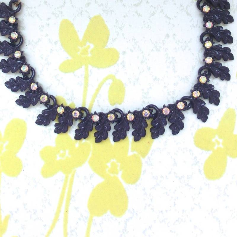 The Grape Ape - Upcycled Vintage Lila Aurora Borealis Strass Blatt Halskette The Grape Ape - Upcycled Vintage Lila Aurora Borealis Strass Blatt Halskette von vintagelittlebird