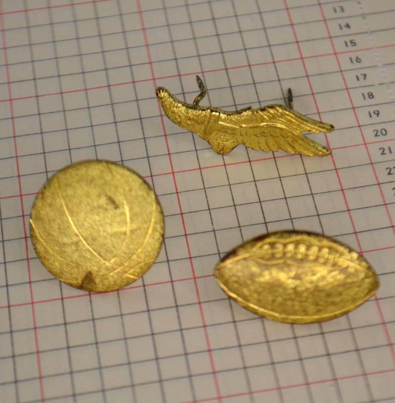 Vintage Metall Gold High School Varsity Sport Pins Basketball Track Fußball Lot Von 3 Vintage Metall Gold High School Varsity Sport Pins Basketball Track Fußball Lot Von 3 von vintageno35
