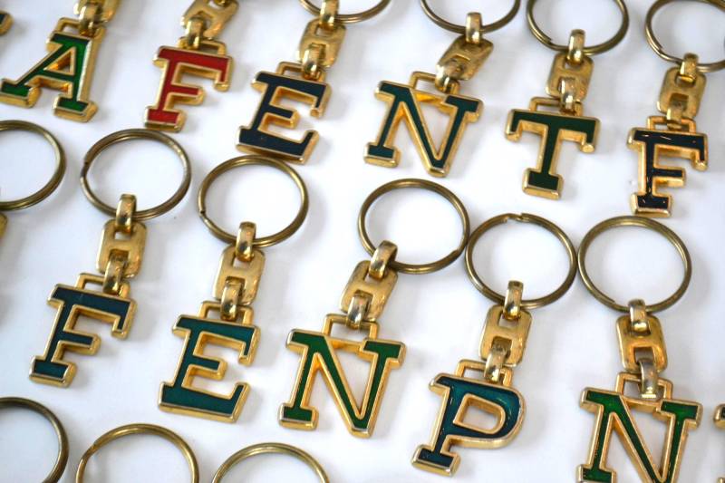 Vintage Monogramm Anfangsbuchstabe Metall Messing Schlüsselanhänger von vintageno35