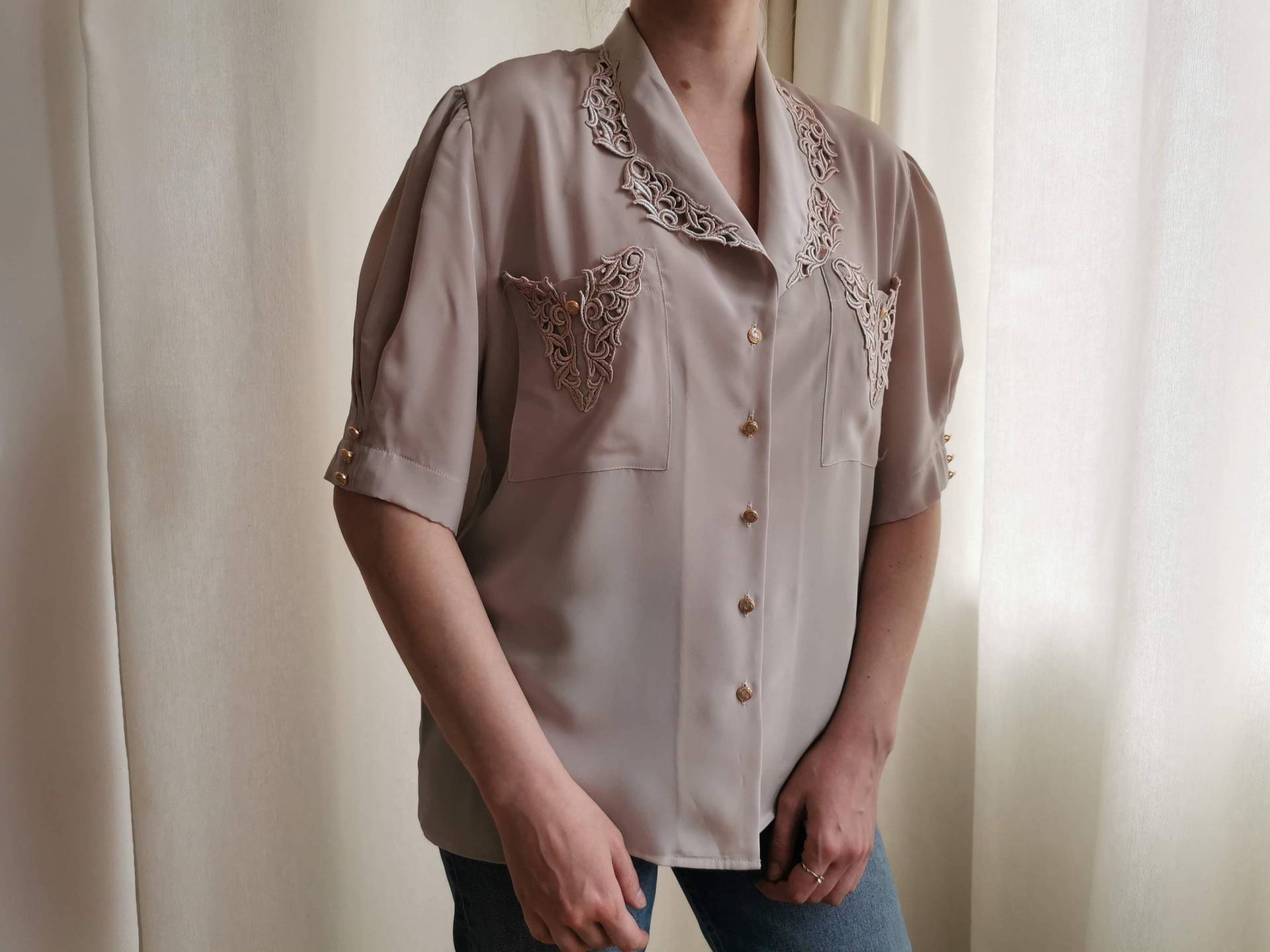 Vintage 80Er Jahre Beige Spitzenbluse, Bestickte Damenbluse, Pastellkragenhemd, Kurzes Puffärmeloberteil, Beige Bluse, Hergestellt in Frankreich von vintagepavillon