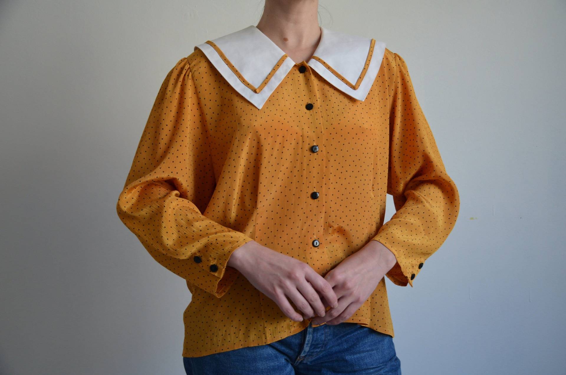 Vintage 90Er Jahre Bluse Mit Matrosenkragen, Senfgelbe Weißen Polka Dot Print Puffärmeln, Größe 42 von vintagepavillon