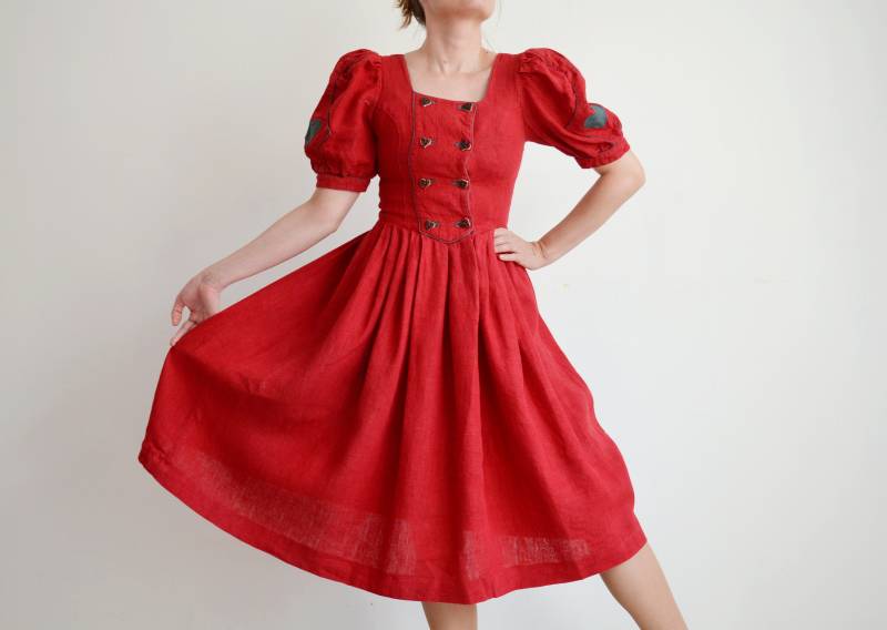 Vintage Leinen Kleid Mit Puffärmeln, Rotes Kleid, Zweireiher Dirndl Größe 36 Vintage Leinen Kleid Mit Puffärmeln, Rotes Kleid, Zweireiher Dirndl Größe 36 von vintagepavillon