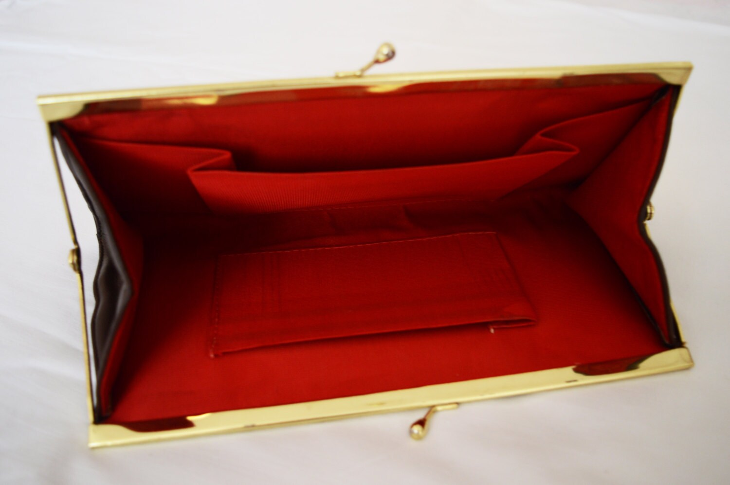 Vintage Braun Leder Handtasche Geldbörse. Retro. Rotes Futter. Druckknöpfe Geschlossen. 1970 Er Jahre Vintage Braun Leder Handtasche Geldbörse. Retro. Rotes Futter. Druckknöpfe Geschlossen. 1970 Er Jahre von vintagepawnshop