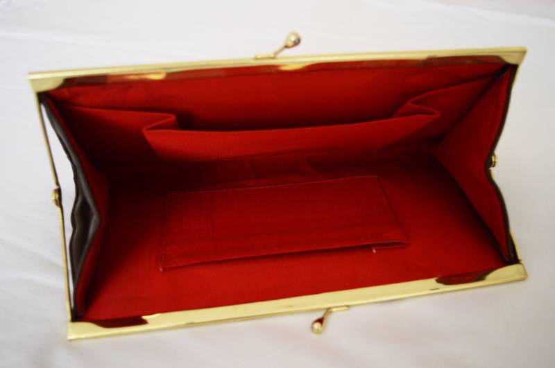 Vintage Braun Leder Handtasche Geldbörse. Retro. Rotes Futter. Druckknöpfe Geschlossen. 1970 Er Jahre Vintage Braun Leder Handtasche Geldbörse. Retro. Rotes Futter. Druckknöpfe Geschlossen. 1970 Er Jahre von vintagepawnshop