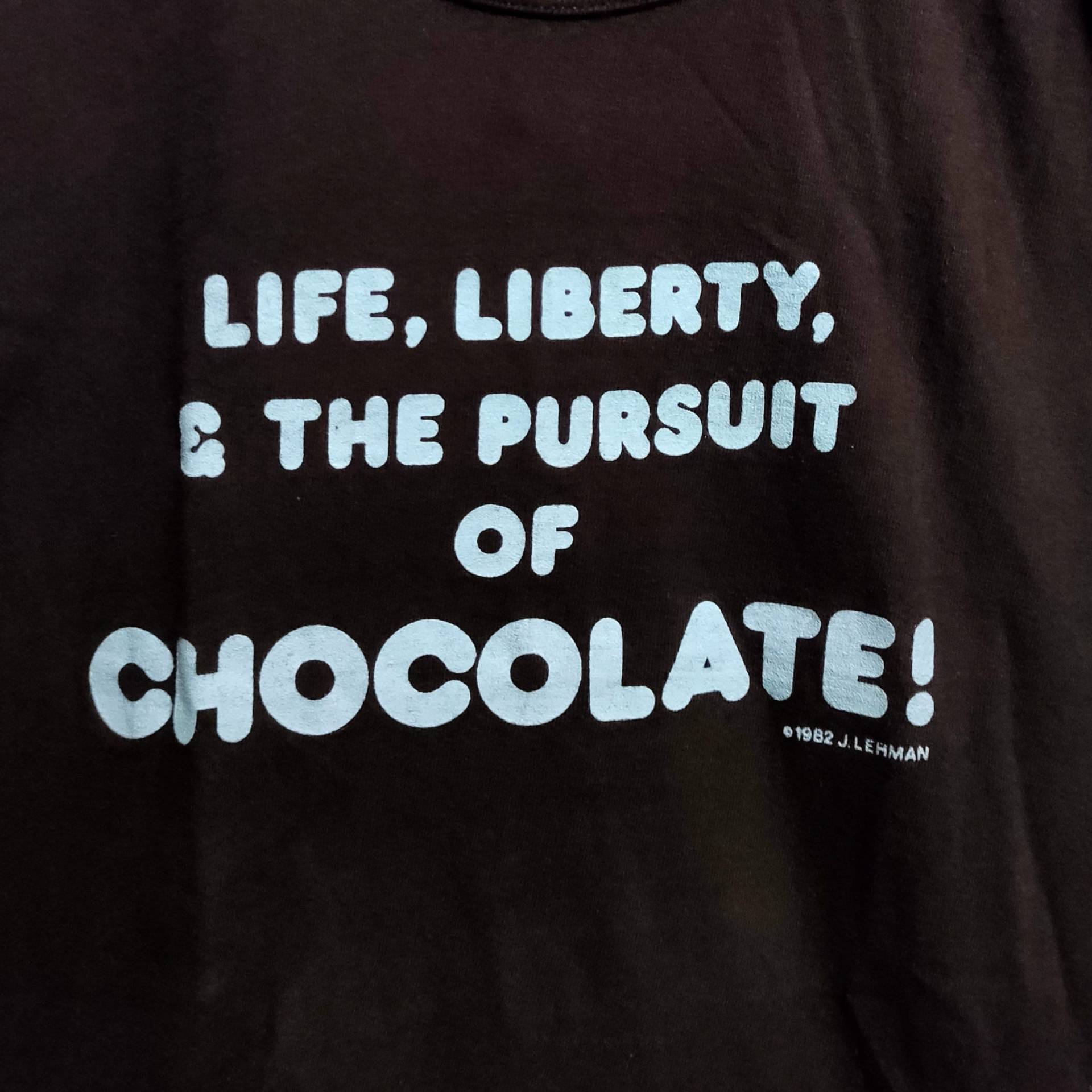 80Er Vintage 1982 Leben, Freiheit Und Streben Nach Schokobraunem T-Shirt von vintageteesonline