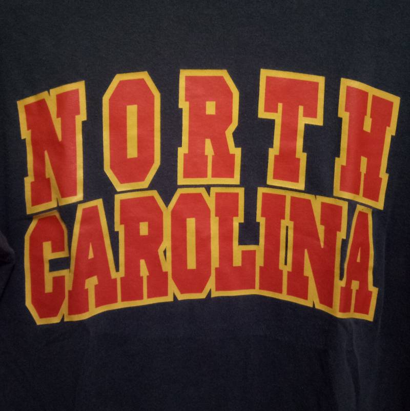 Vintage 80Er Jahre Champion North Carolina Shirt Mit Blauem Barren Anhänger Vintage 80Er Jahre Champion North Carolina Shirt Mit Blauem Barren Anhänger von vintageteesonline