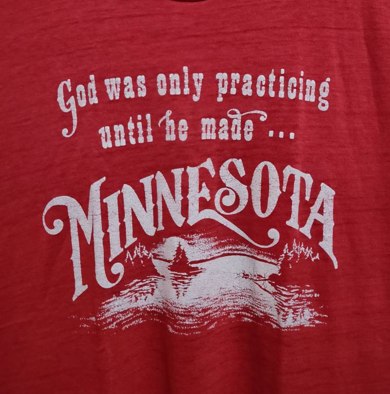 Vintage 80Er Jahre Gott Übte Nur, Bis Er Minnesota T-Shirt Rot Machte Vintage 80Er Jahre Gott Übte Nur, Bis Er Minnesota T-Shirt Rot Machte von vintageteesonline