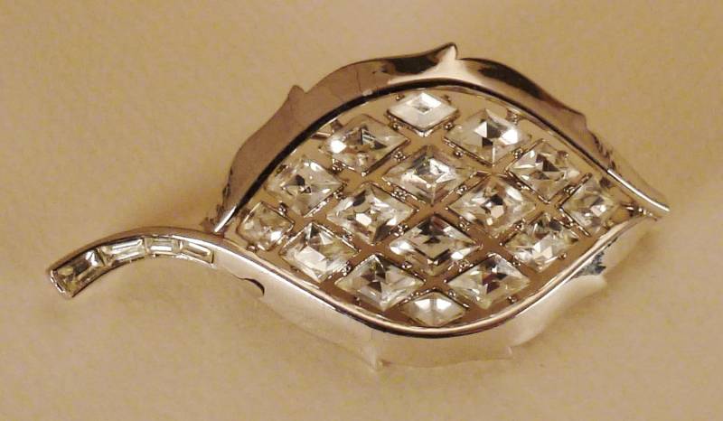 Alfred Philippe Trifari Brosche Blatt 1940Er Rhodium Weiß Strass Signiert Trifari Krone Pat Pend von vintagevasso