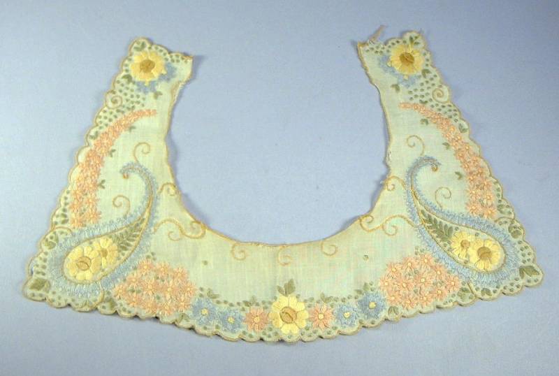 Antike Kindes Kragen Bestickte Seide Zahnseide Auf Baumwolle Textil Ca. 12 X7 3/8 In von vintagevasso