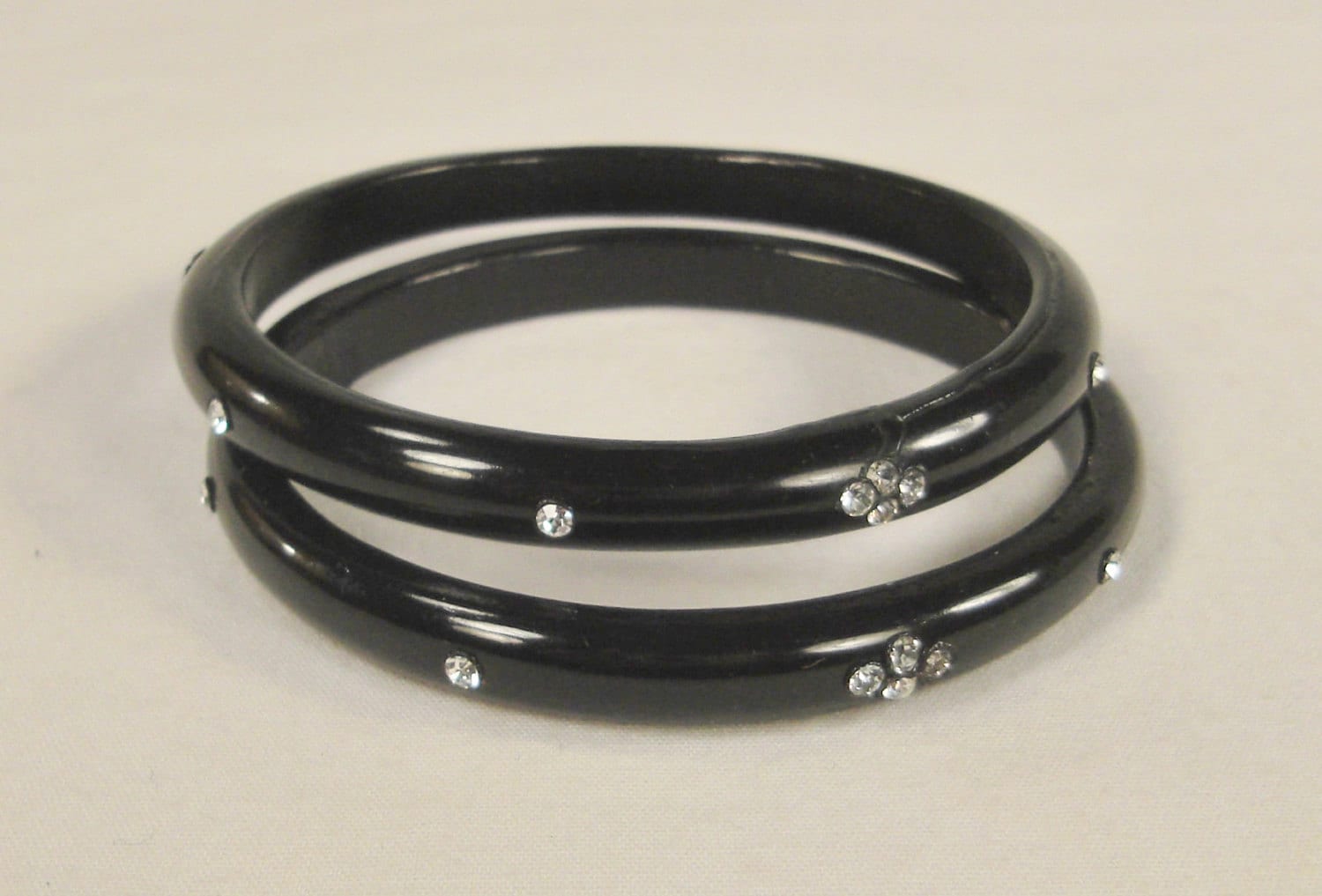 Armbänder Set Lucite Schwarz Inset Strass Cuff Ca 3 in Diam Rund von vintagevasso