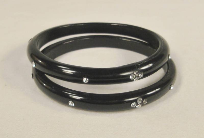 Armbänder Set Lucite Schwarz Inset Strass Cuff Ca 3 in Diam Rund Armbänder Set Lucite Schwarz Inset Strass Cuff Ca 3 in Diam Rund von vintagevasso