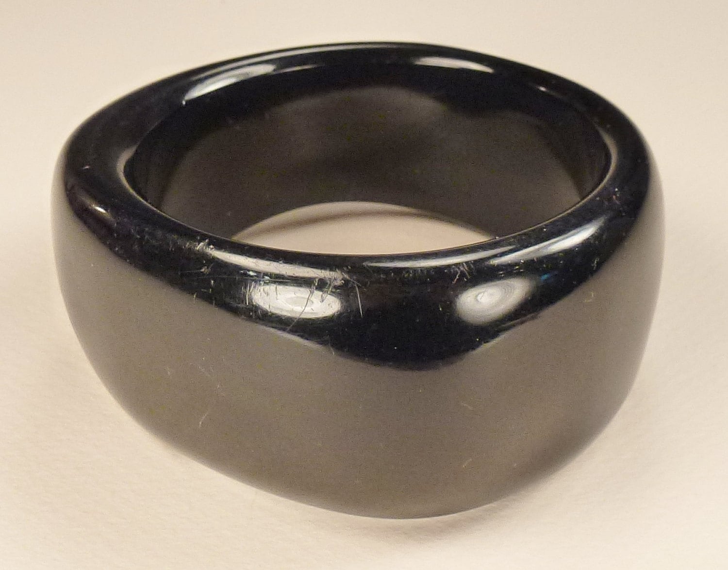 Armband Manschette Lucite Moderne Uneben Geformtes Bündchen Rund 1, 5 Breit von vintagevasso