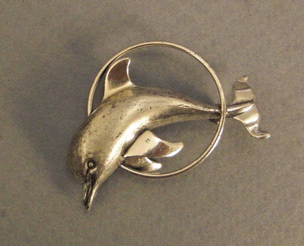 Beau Sterling Dolphin Jumping in Creolen Brosche Signiert von vintagevasso