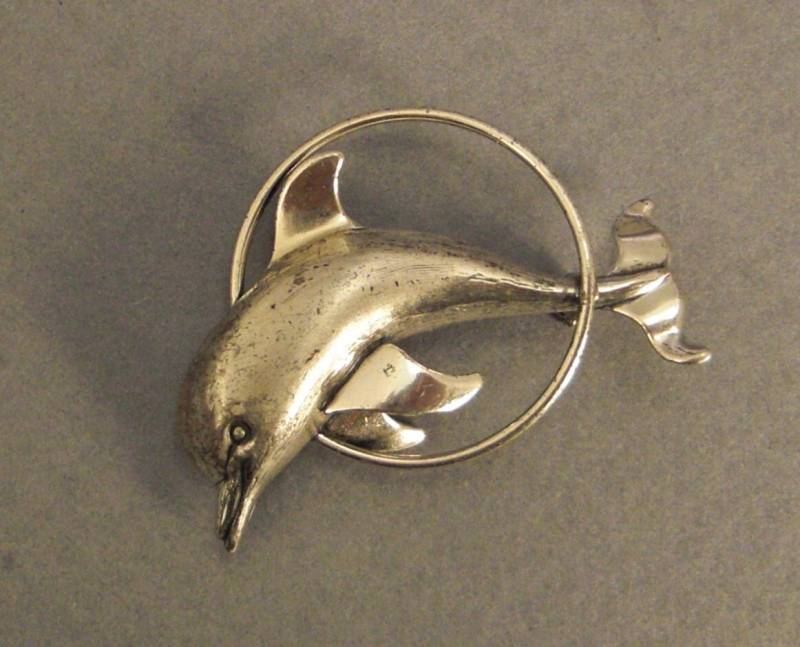 Beau Sterling Dolphin Jumping in Creolen Brosche Signiert von vintagevasso